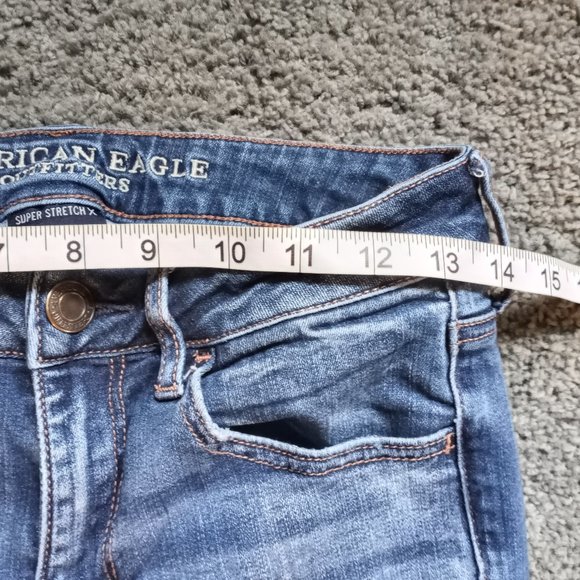 American Eagle EUC Size 6 Short Distressed Jeans-Item #421 - Picture 4 of 7